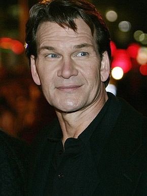 Apesar do cncer , Patrick Swayse continua fumando.